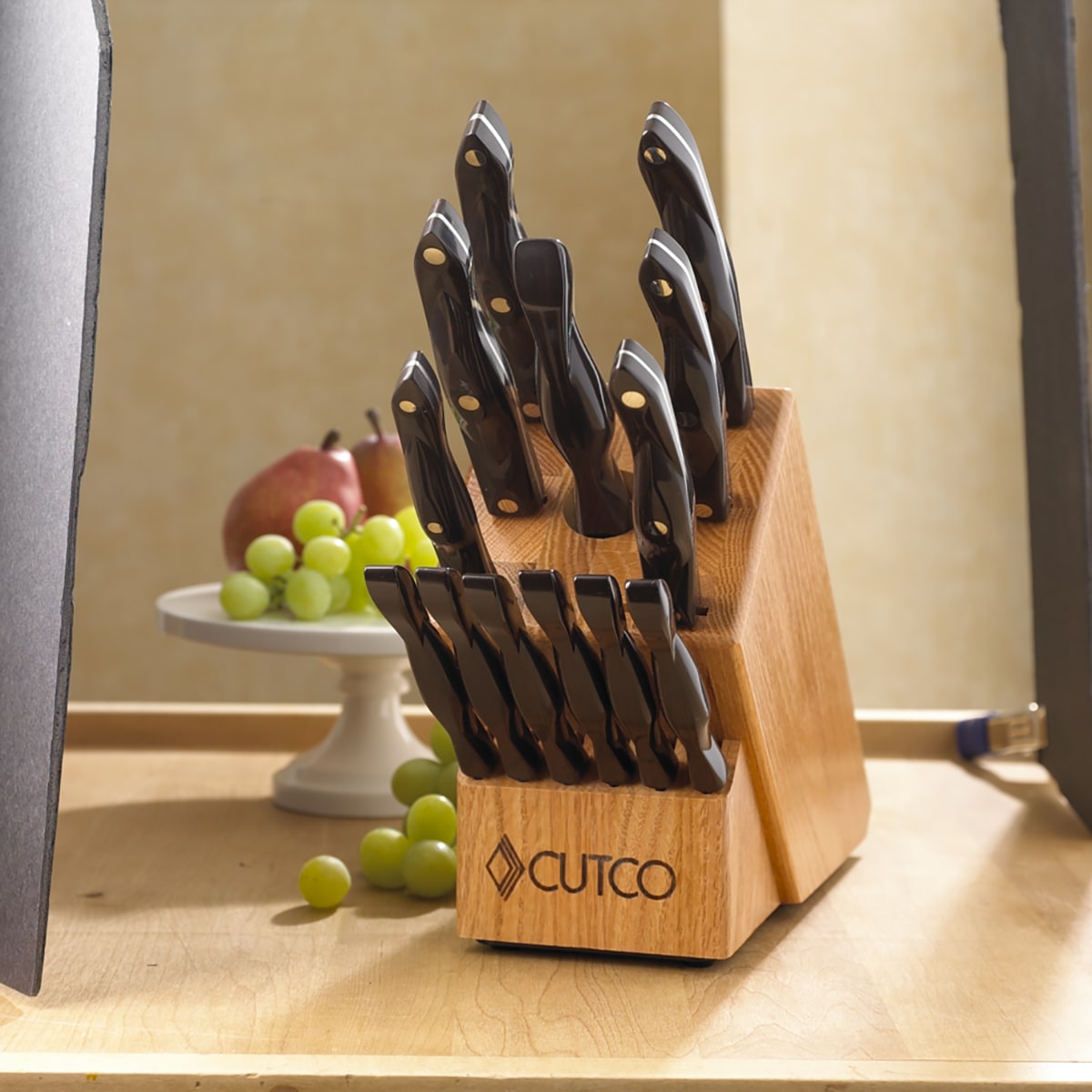  Cutco #1849 Culinary Companions Boxed Knife Gift Set - Includes  #1766 Santoku Knife and #1768 Spatula Spreader - Classic Black: Home &  Kitchen